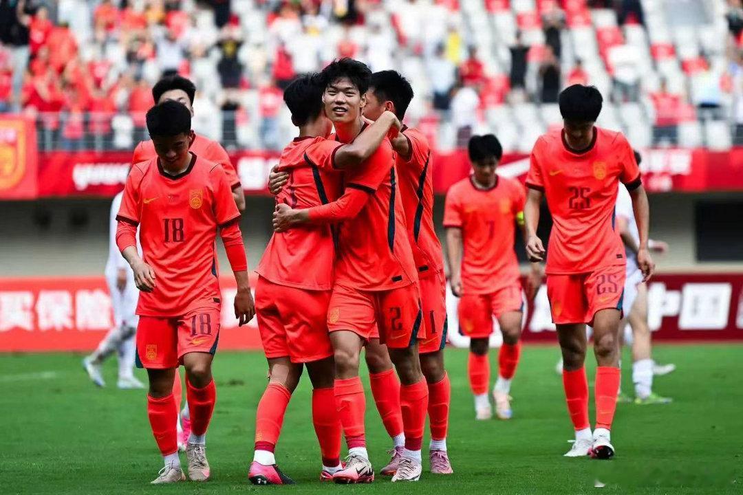 中国亚vs泰国亚001 亚运男足方向：主负年龄：2:3 0:2 1:2进⚽️数：5 2 3中国亚输的根本原因：由守转攻衔接慢，中场接应点不足；丢球之后就地反抢不及时，经常给对手轻松打反击的机会。锋线缺少稳定支点，创造出来的少数机会把握效率低。硬仗下容易心态紧绷，抗压能力不足。场上应变慢，局势被动之后调整滞后；关键回合处理犹豫，容易出现防守走神、盯人漏人。体彩足球分析