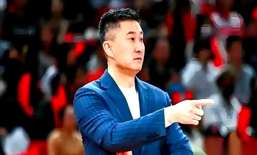 这段关于中国男篮的旧事，现在翻出来看，听起来简直像个离谱的段子。
带队打日本，四场全胜，最少赢9分，最多一场把对手按在地上狂胜33分。
就在全队死磕下世界杯门票的第二天，主教练杜锋，收到了卸任通知。
时间切回2021年的日本仙台客场。
那是真正的硬仗。第三节，主力中锋周琦脚踝一崴，直接被两个人架出场