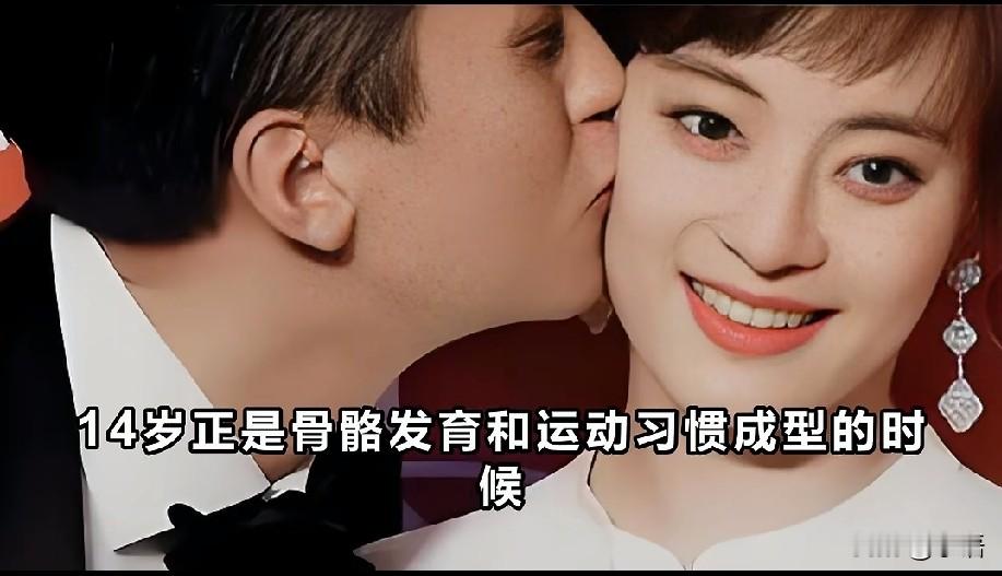 逛商场被拍引猜测！孙俪一家四口露面，儿子拄拐，夫妻分车离开
 
狗仔拍到的一组商场路透，直接把孙俪邓超推上热议话题。
 
8月18日，孙俪一家四口逛完商场被偶遇曝光。14岁的儿子等等格外惹眼，腿部受伤拄着拐杖出行，少年个头猛长，身高快要接近180厘米，身形挺拔。
 
画面里，孙俪和邓超走在一起，全程