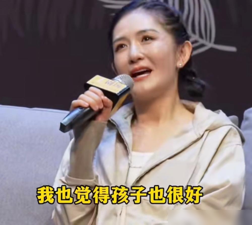 谢娜把演唱会巡演停了，票都退了，机酒损失她扛。
不是唱不动了，是《乘风2026》那场直播官宣后，争议太大，她直接踩了刹车。
转头去演赖声川的话剧，跟宋少卿在台上聊了十四年，台下没人骂。
自己的播客《娜就聊姐姐》改成固定周播，播放量稳得一批，她当制作人，不用求着谁给通告。
以前是哪儿有活儿往哪