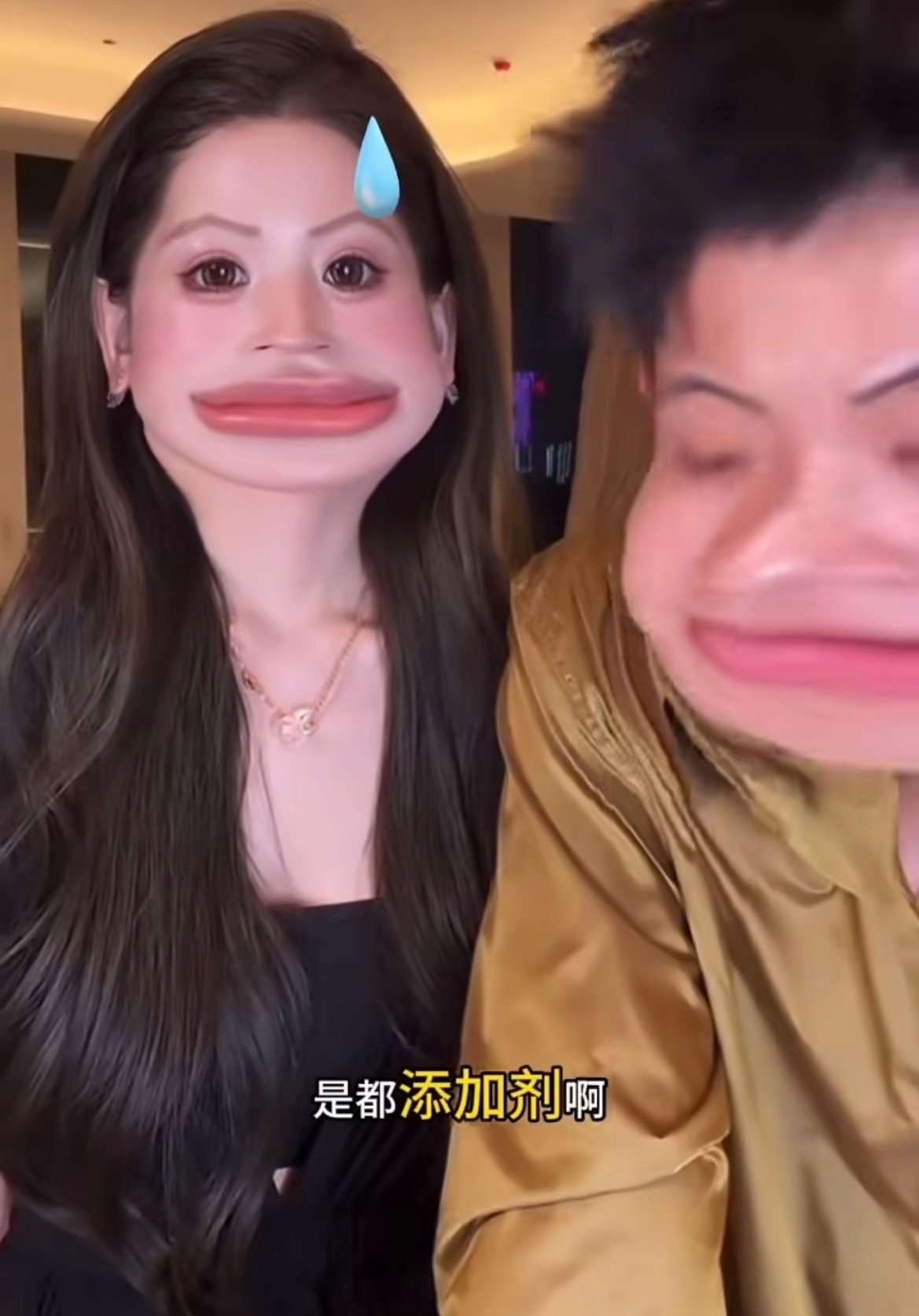 梅尼耶嫌妻子瘦得像排骨，妻子接了一句“那也是最贵的排骨”，他紧跟着补刀：“是，都添加剂。”

全网都在吵“夫妻玩笑的边界感”，我却觉得这句话被骂“情商低”，恰恰因为它太像一句真话了。

“添加剂”双关得确实狠——既说排骨，又暗指医美和人工痕迹。黄婉均整容模板是刘亦菲，填充经历也大方分享过，她比谁都清