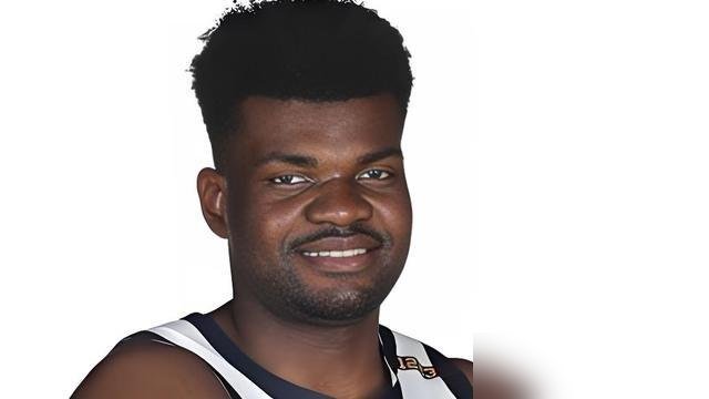 广东队这回不玩虚的，签了个2米11的肉盾阿祖布克。
首轮27顺位进NBA，大学拿过最佳防守球员，上赛季在以色列联赛命中率84%。说白了，这人就是来干脏活累活的。
不占球权，不刷数据，就负责卡位、护框、把篮下那点活儿干瓷实。配上弗格这种能抡的外援，分工明明白白。
以前总说广东内线软，现在直接上硬