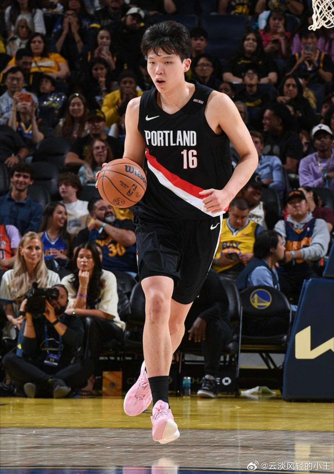 #开拓者VS勇士#杨瀚森圆满结束季前赛，在今天NBA季前赛勇士对阵开拓者的比赛中，杨瀚森全场出战20分钟，投篮4中3，三分1中0得到6分7篮板2攻，7个篮板中包括3个前场篮板。结束全部的季前赛。

今年杨瀚森季前赛出战4场，场均出战16.5分钟，得到7.3分4.8篮板2.8助攻1.8失误，投篮命中率65%、三分命中率33 ​