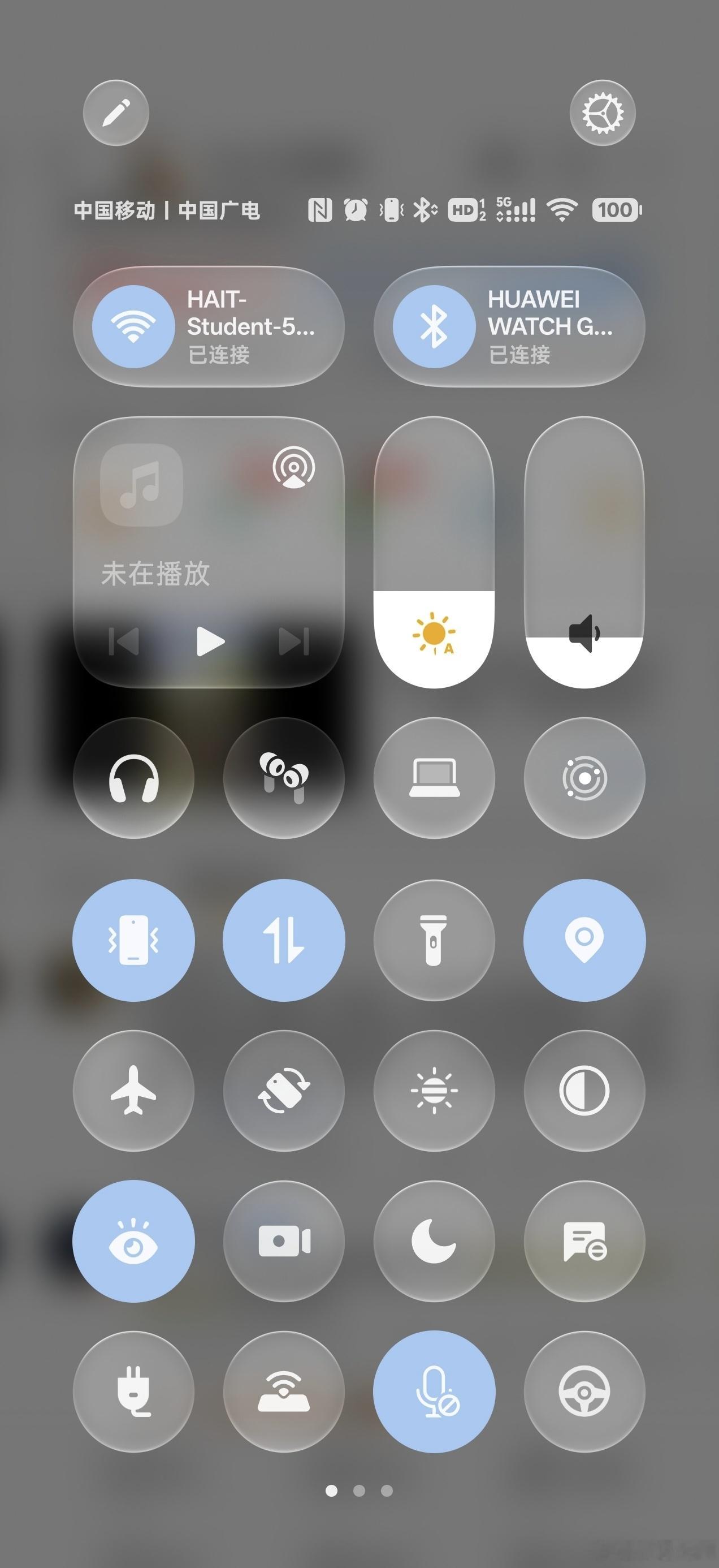 只有我一个人觉得coloros17很不适应吗，我觉得真没金标16使用着舒服啊。这个玻璃质感我感觉直接模拟金标的锁屏解锁时输数字密码那个就行了，音量那里的玻璃质感不是实时渲染的，背景滑动或者更换音量条的玻璃效果会停留在上一个背景下然后在换成现在的，这纯纯就是没做好啊，还有应用上滑进入任务栏， ​