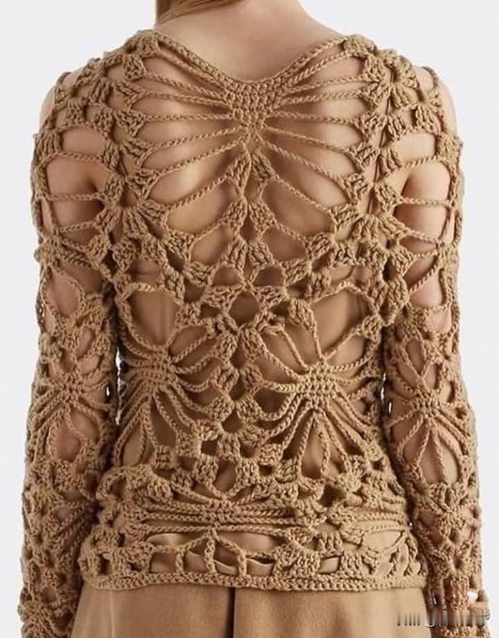 这件衣服真独特 当然也很漂亮 小姐姐的美背也没得说 关键是省线啊 也省...