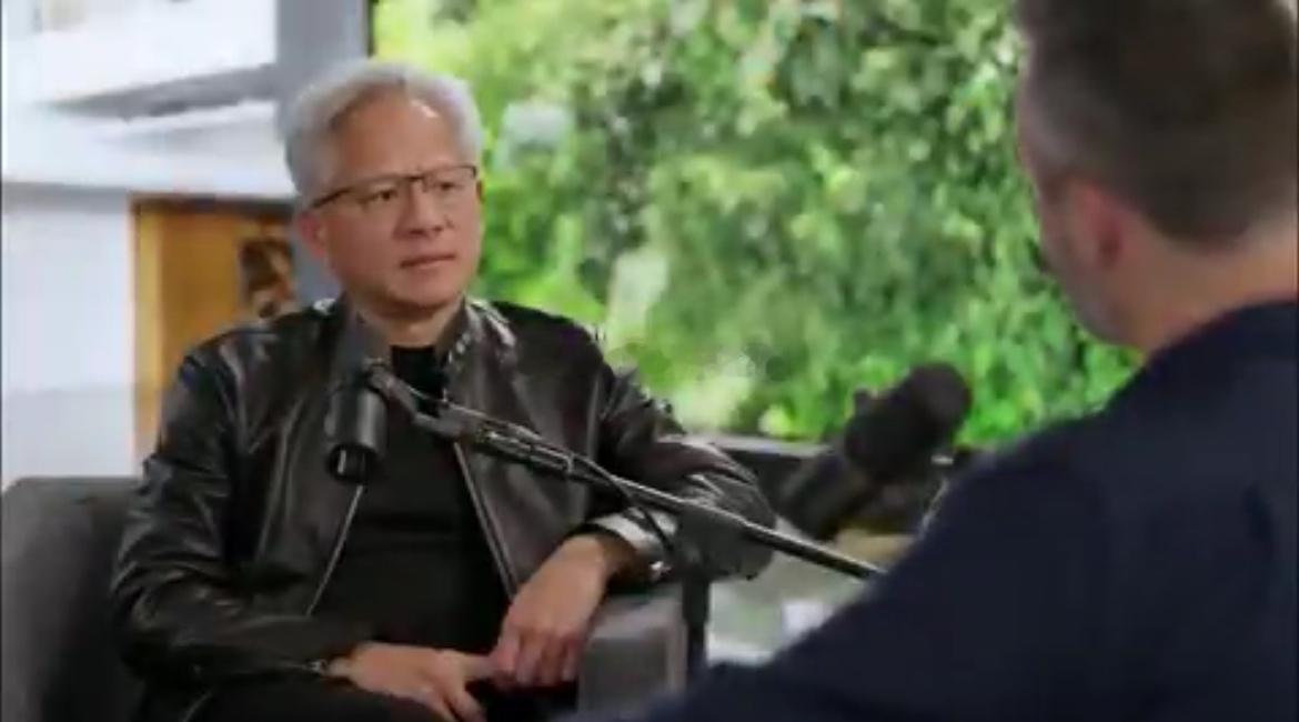 黄仁勋（Jensen Huang）最新接受NYT的一个采访，近2小时。

主持人提到一个研究和中国有关（第一次听说）：

中国 2.6 万名初高中生用 AI 后，作业分涨了 18%、耗时少了 30%，但半年后考试成绩却掉了 20%，升学考更是跌了近 24% ——AI 提速了交付，却抽空了基本功。

黄仁勋认为：

计算细节的遗忘是 ​