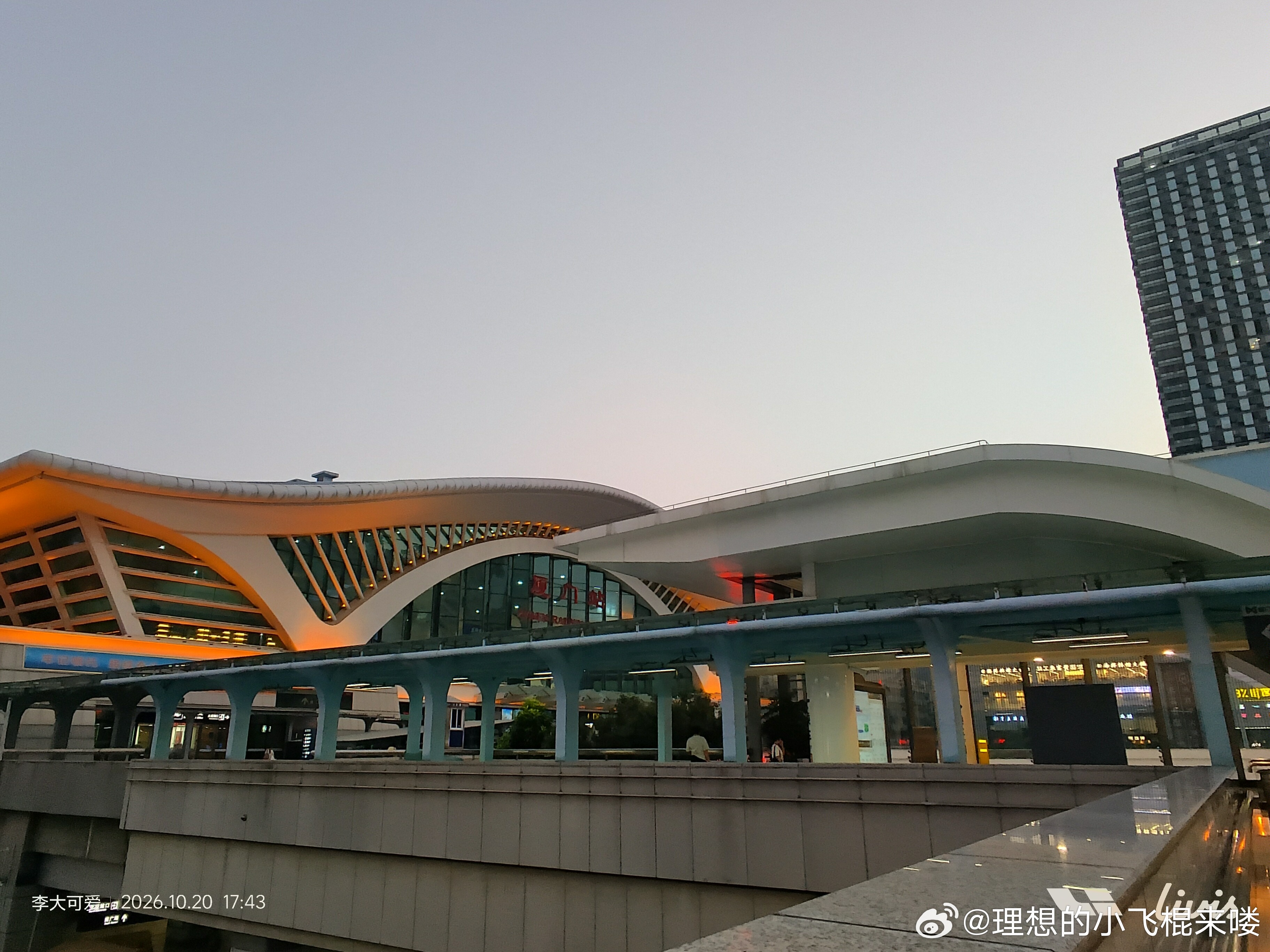 #Livis常用常新的功能 #理想AI眼镜Livis
入手Livis一段时间，每次OTA升级都有惊喜，真正体会到什么叫常用常新。这次更新之后，眼镜拍照的提升真的一眼就能感受到，也是我日常出门最常用的功能。
 
以前出门随手拍，偶尔会有画面偏暗的情况。经过这次OTA优化，成像清晰度明显提升，色彩还原更自然。就像 ​