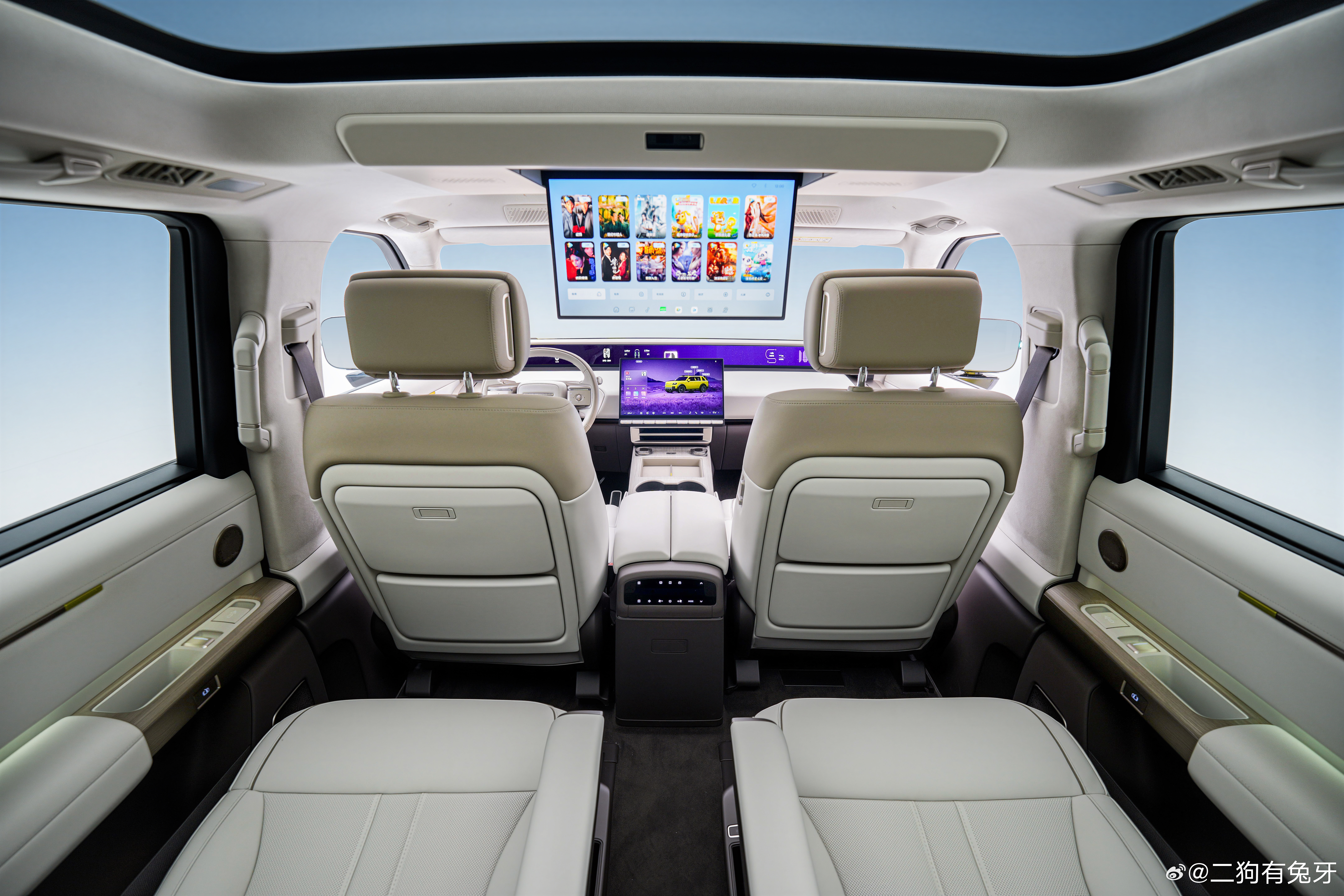 现在好多豪华SUV都在堆屏幕、比芯片参数，看起来很厉害，但真开起来也就...