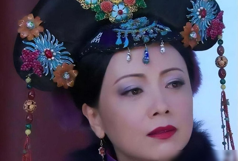 邓萃雯昨天穿一身白西装坐进投资人堆里，全程没笑，眼神跟刀子似的。
那气场，比《金枝欲孽》里如妃还压场子。底下坐的全是搞钱的，她一个演戏的，愣是把峰会坐成了上朝。
再看她今年，三月份刚拍完新剧，转头就去跑马拉松，粉短裙，零滤镜，状态冻龄到离谱。
别人到这个岁数都在抢着演妈，她倒好，戏里斗完，戏外