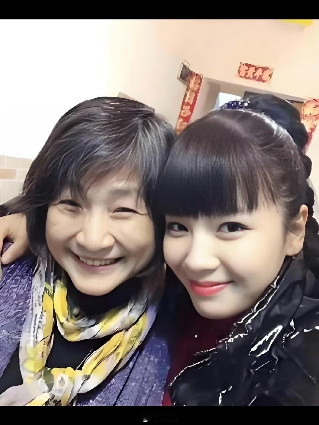 #郑佩佩总艾特刘涛是因为想她了#郑佩佩阿姨那句“不是有事，就是想她了，我艾特她，她就知道我在哪儿了”，展现了她如孩童般烂漫、纯粹的思念；而刘涛“每条都回，因为她是在和我说话”，更是体现了一种极致的包容和重视。 ​