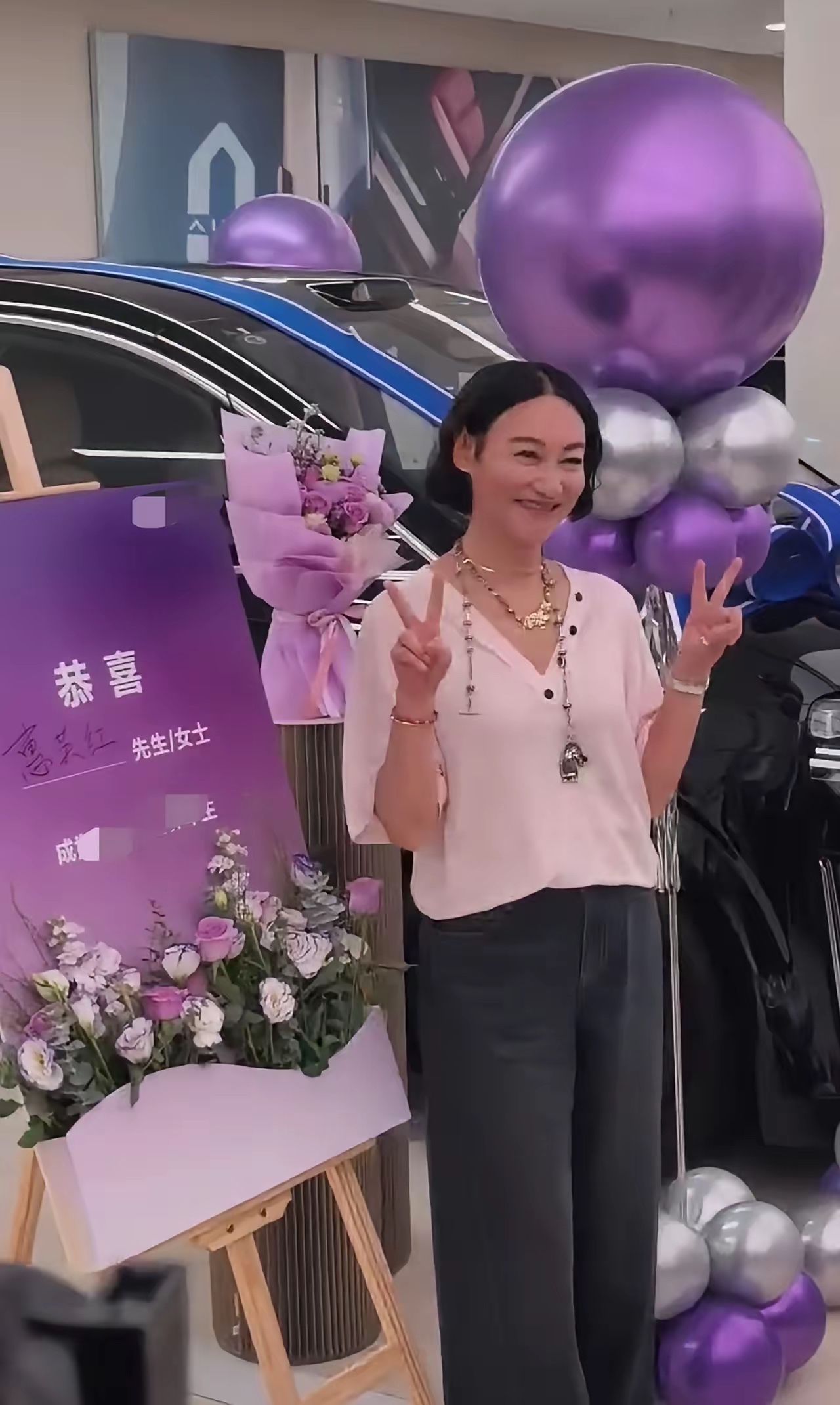 66岁惠英红买新车了！提车现场曝光，她和新车合影满脸开心，买的新车落地要40万。

8月31日，刘嘉玲、陈赫、袁弘夫妇组团提车的同时，惠英红也提车了，不过她很低调，并没有选择去活动现场，而是找了个门店悄无声息的就把车提了开回家了。

照片中的惠英红穿着白色短袖，一身衣服很简单，但是她在脖子间佩戴了两