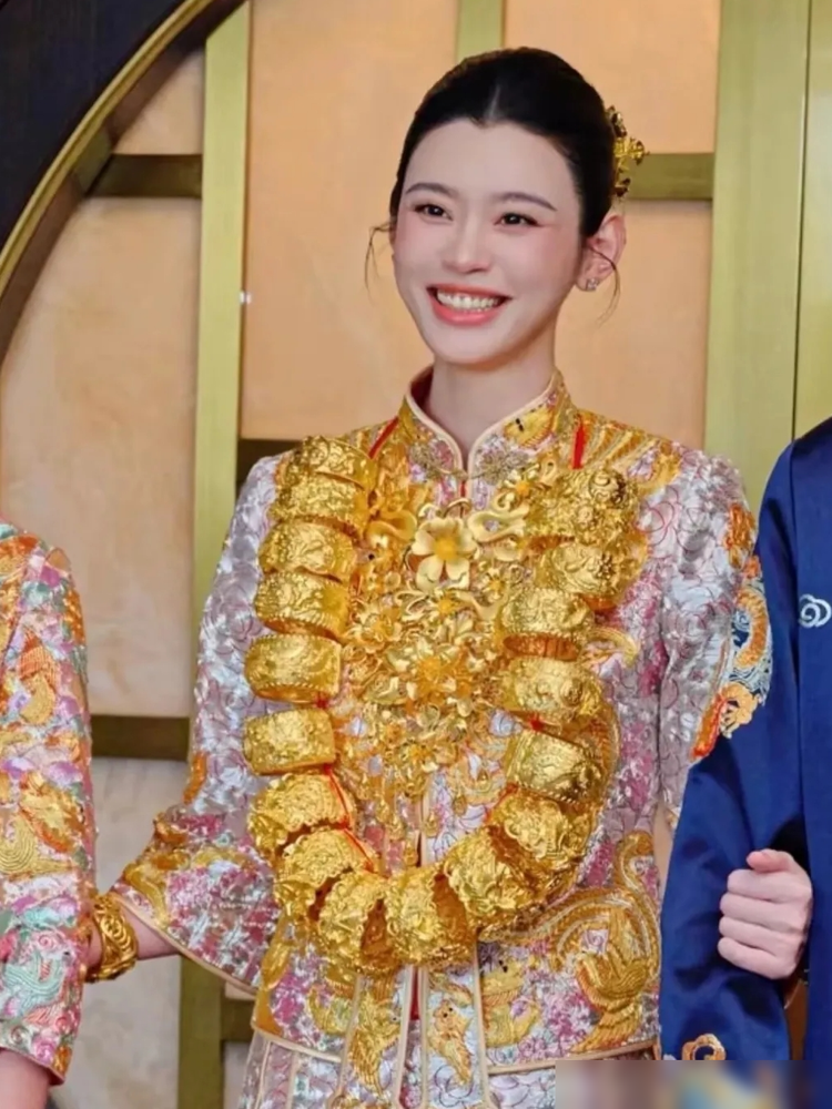 奚梦瑶嫁何何猷君，并非高攀。她父亲是外贸高管，母亲为重点中学老师，她自己早就在超模领域成就斐然。嫁妆之丰厚远超普通人想象。她所缺的并非金钱，而是爱情。刘嘉玲曾告诉她，别指望男人不变，你也在变。她将此铭记于心，并坦言，我不需要他改变，我只需接受他的变化。你看，这才是真正的豪门思维方式。