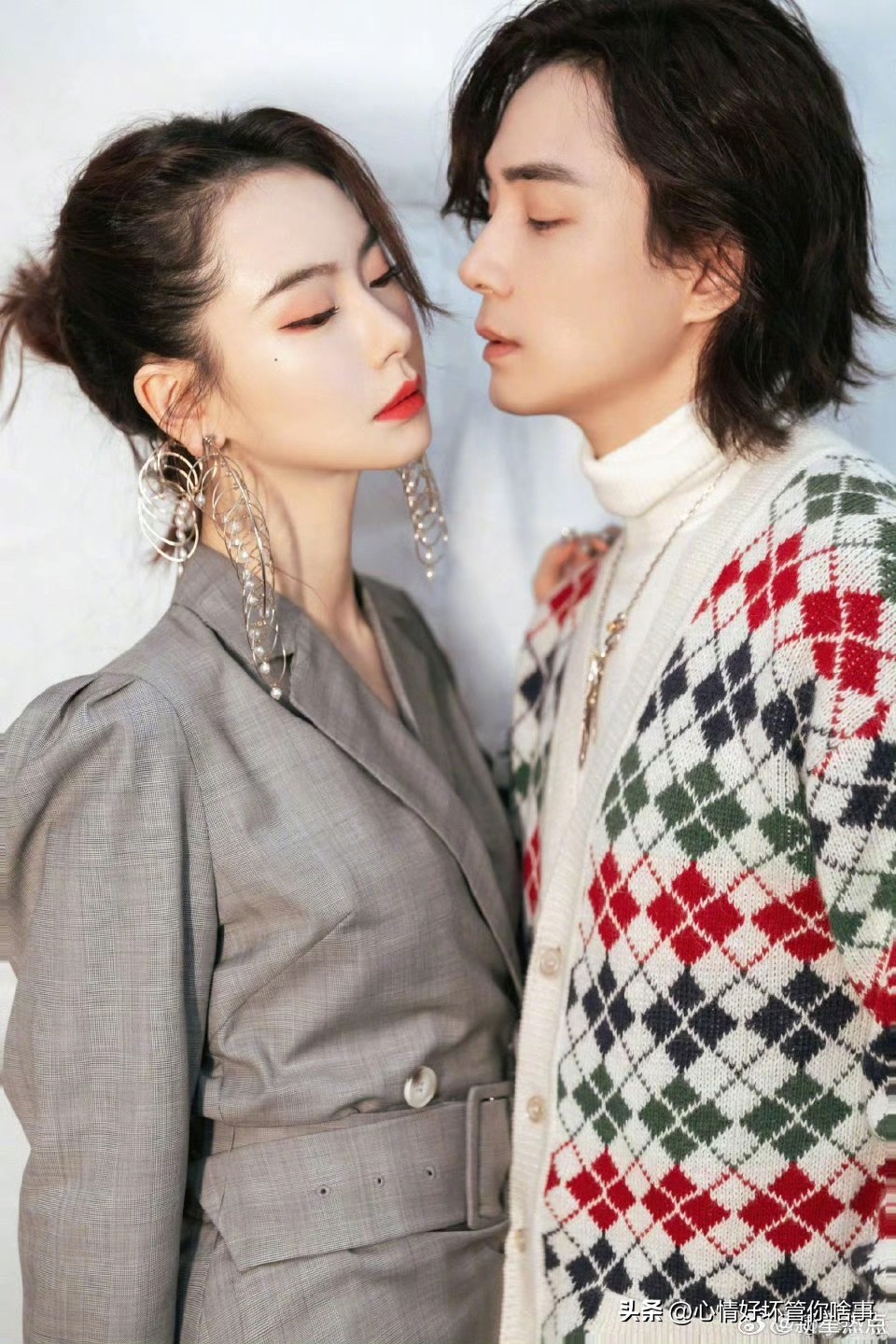 本能心动。
十年不变。
结婚多年依旧藏不住的偏爱，戚薇李承铉被网友称作生理性喜欢的范本。
 
李承铉和戚薇这对结婚超十年的夫妻，因在综艺里毫不避讳的亲密互动和直白的表达，被网友热议为“生理性喜欢”的教科书式范本。
 
这种喜欢，是不受控制的本能。目光不自觉追随，下意识想要靠近。戚薇留下唇印，李承铉嘴