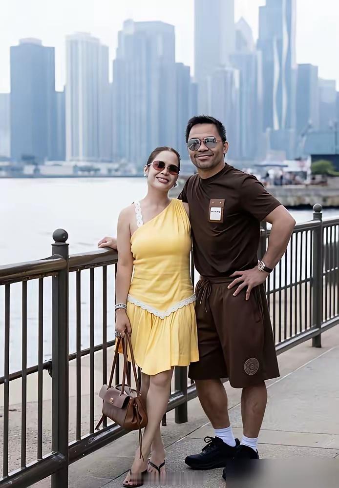帕奎奥一场拳，赚了1.43亿美元，折合人民币10个亿。
​昨天刷到他的近照，眼窝塌了，脸颊瘪了，头发白透了。才45岁，老得像70。评论区一片唏嘘。
​但往回翻，这哥们真没白活。2015年打梅威瑟，世纪之战，一场总收入5亿多美元，PPV卖了440万份，门票7200万，连称重仪式卖票都能卖光。帕奎奥分走1.43亿 ​