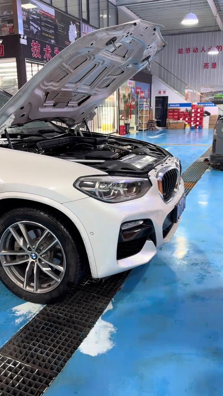 2021款宝马X3用0W-20还是5W-30？机油消耗不能光靠换稠油！
我觉得宝马X3选机油，不能简单认为黏度越高越好。按照325i M运动套装保养手册来看，每1万公里或12个月更换机油机滤，参考价格1128元，但手册上没有注明具体机油黏度，不能直接据此判断该用哪一种。
我的建议是先查车辆手册，或者