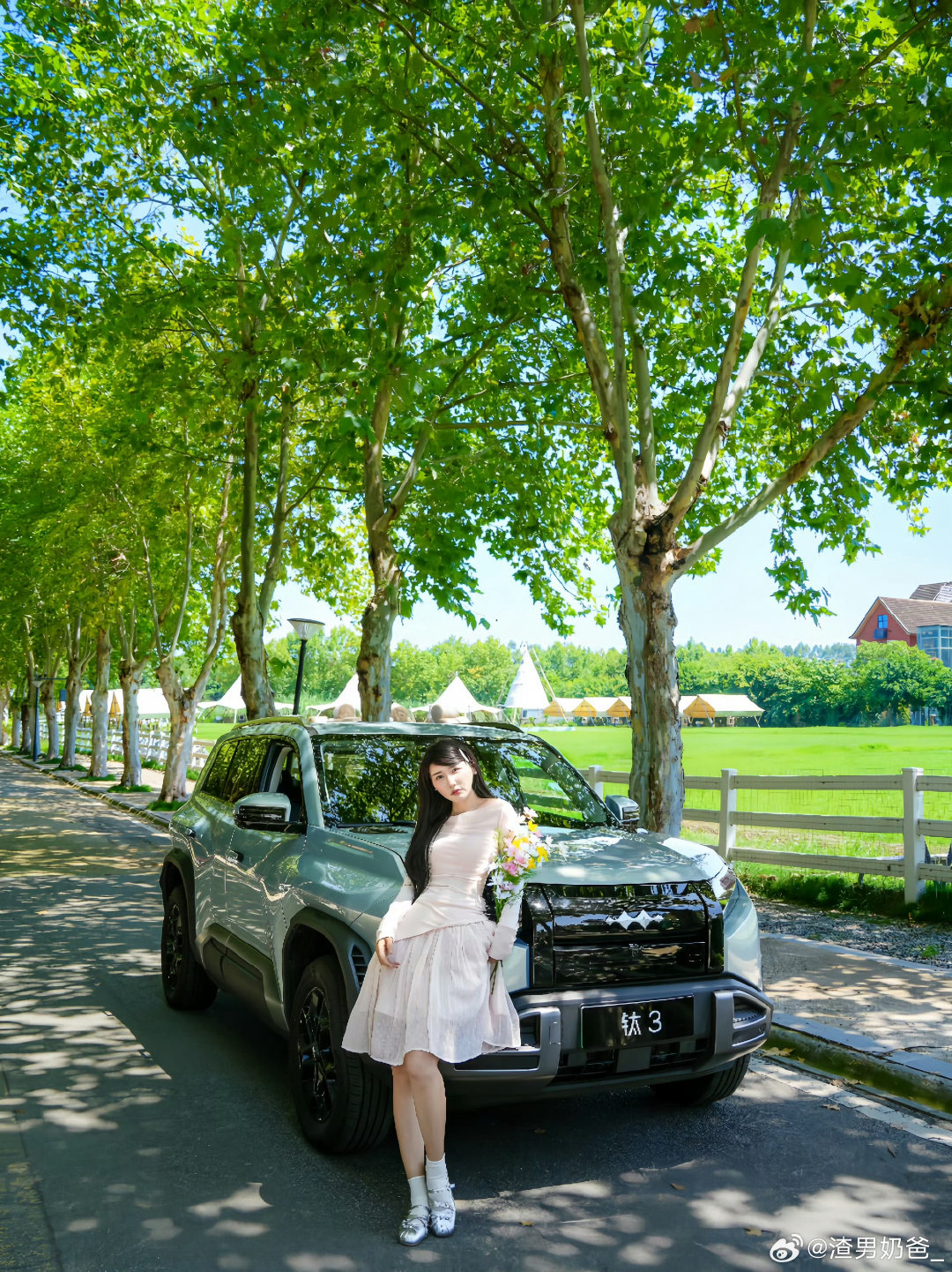 林荫作伴，与绿意不期而遇
开上#钛3#，解锁周末自在状态
#新时代精品车##钛3加推510KM后驱闪充版# ​