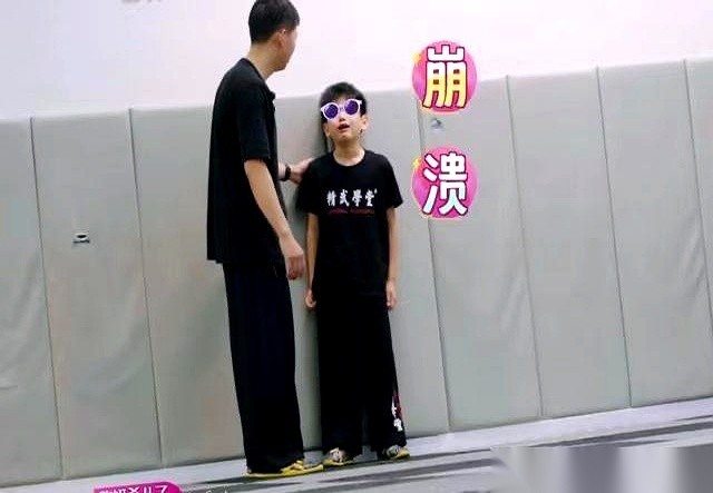 最近一段综艺镜头里，陈妍希儿子星星和吴京儿子吴虑同框上了一堂武术课。本来是小男孩们最寻常的对练，却硬生生演变成了一场让人手足无措的“眼泪局”。
垫子上，吴虑动作利索，抬腿就朝星星踢了一脚。这不过是个常规的武术过招，但镜头扫过场外，陈妍希的双手瞬间交握在一起，身子不自觉地往前探，眉头紧紧拧着，满脸都是
