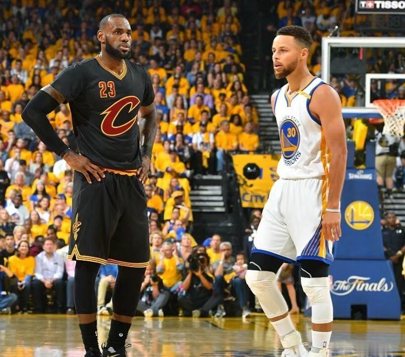 库里成了NBA历史上第一个薪资总额突破6亿美元的球员，勇士用2年1.16亿续约，把“一人一城”这四个字砸出了真金白银的响声。最扎心的是，他生涯早期那份4年4400万的“童工合同”曾让勇士吃尽红利，如今这份顶薪更像是一次迟到的补偿。从被低估到被重奖，库里走了一条最笨也最稳的路，没有换队，没有逼宫，把忠