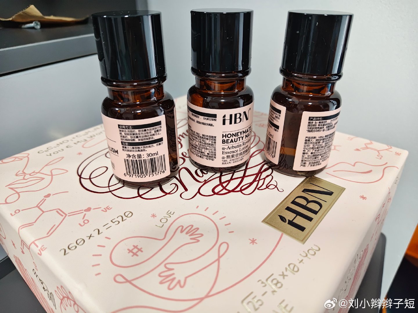 买HBN送的精粹水小样准备用来湿敷，秋冬季节好干，本南方人都觉得脸上干干的，偶尔想起来就护护肤。

最近经常刷到吴昕推荐的那个达尔肤，说是毛孔大湿敷那个效果挺好的，有没有用过的姐妹，说说那个效果怎么样[污]

#这单只为妈妈开心##好物眼见为实##质感生活新主张# ​