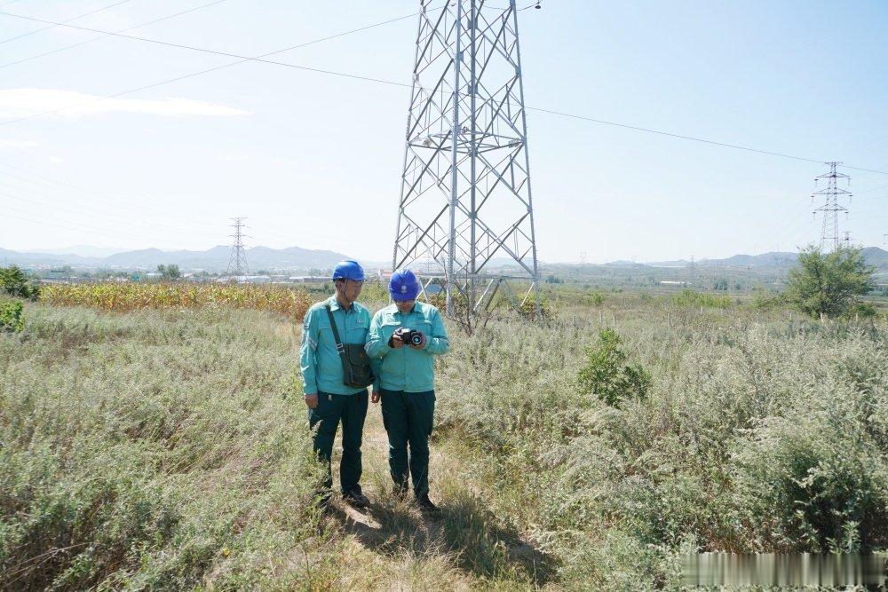 【特巡输电线路 保障中秋供电】9月22日，输电运检班成员对110千伏丰栖线、丰笏线开展特巡，对线路接点、引流线进行红外测温，检查导线弧垂是否正常、导线上有无异物，操控无人机巡视线路本体和通道，及时发现和消除安全隐患，保障中秋供电安全。 ​