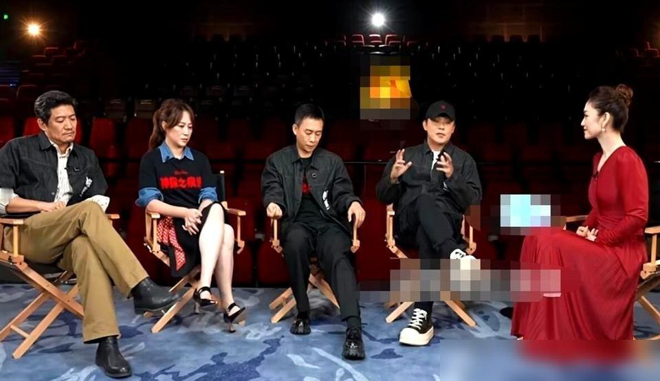 张译进组第一天，脸冻得发僵，陈思诚直接喊开机。
他说演员刚来那会儿最真，脑子还没转，全是本能。第一条拍完，陈思诚说就用这个。张译自己都懵，问不再来一条保底的？陈思诚摆手，再拍就是演了。
《神探之痕迹》国庆档干到2.7亿，领跑。片场规矩就一条，最多五条，过五条这戏就死了。
别人磨戏，他撞戏。