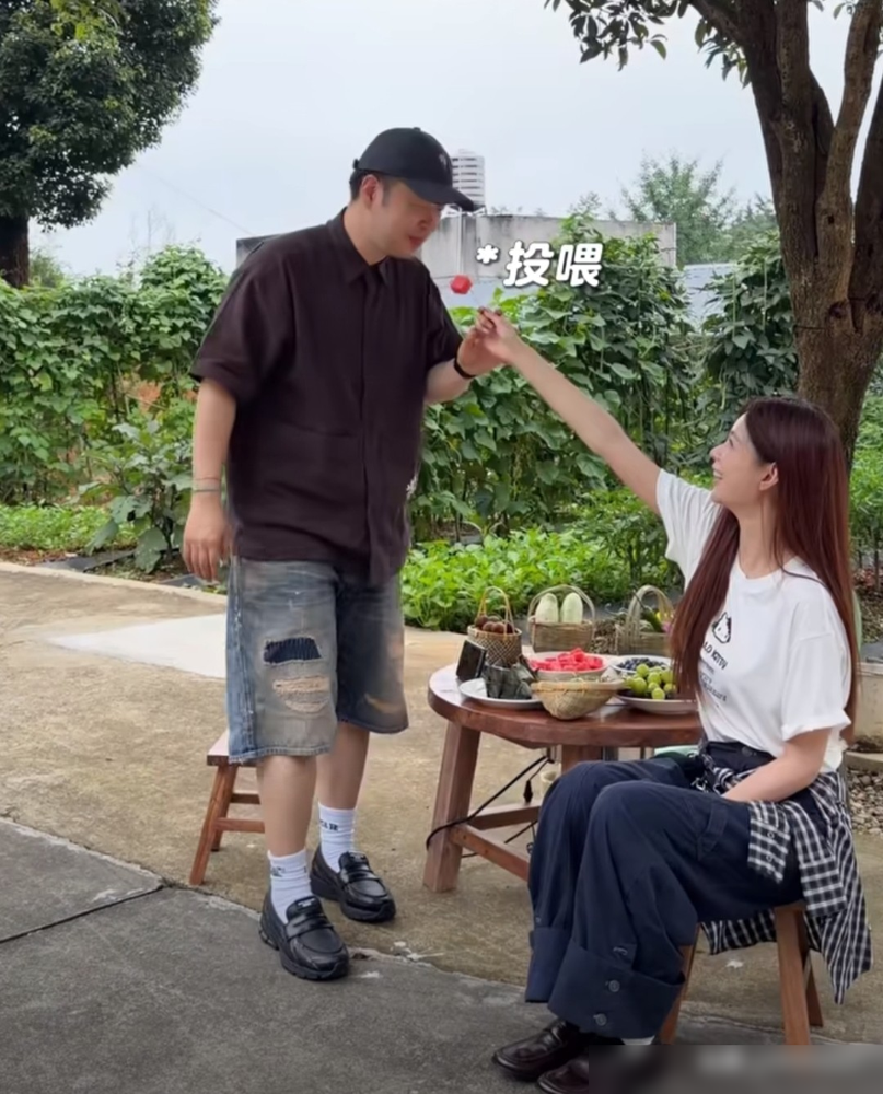 杜海涛他妈煮了鹅蛋，他端着养生茶站机场接人，这哪是接老婆，这是接祖宗。
七夕这天的vlog，没鲜花没五星酒店，俩人直接奔乡下小院。沈梦辰啃着鹅蛋，旁边婆婆笑，杜海涛负责倒茶。
回头看这十二年，骂声没停过。当年都说沈梦辰攀高枝，恨嫁，炒作。后来求婚拖两年，领证没婚礼，隔三差五传婚变。
结果人家俩