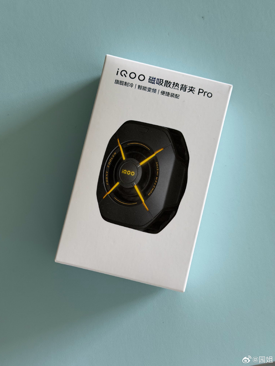 转发➕关注，6号抽一个iQOO的散热背夹，仅限铁粉～ ​ ​