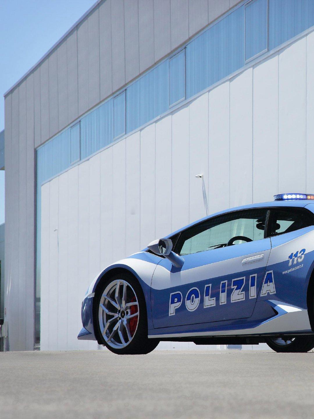 兰博基尼再次向意大利警方交付小牛警车🚓

#梦想家ALI# ​
