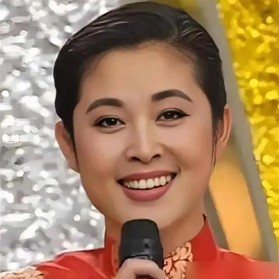 倪萍在《乘风2026》直播里心软拆票，被骂上热搜，她道歉了。可你知道吗，她和蔡明这俩老姐妹，柜子里堆着几万块的衣服，不合适也不退。
就三个字：抹不开面。
蔡明在《一路繁花》里说过，网购衣服试了不合适，心想算了，退回去怕人家觉得她事多。倪萍更狠，直播间那么多人看着，她不好意思说不。
三十年好友，