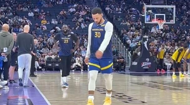 库里2026-27赛季拿6259万美元，全联盟第一。训练营里他滑倒扭了右脚踝，一瘸一拐走回更衣室，随后把篮球砸向地板。科尔赶紧对外说，只是轻微扭伤脚踝，并非膝盖。
一个38岁、拿联盟最高工资的人，在十月份的一次队内训练里滑了一下，整支球队的神经立刻绷紧。因为这支球队，已经经不起再少任何一个人。
钱花
