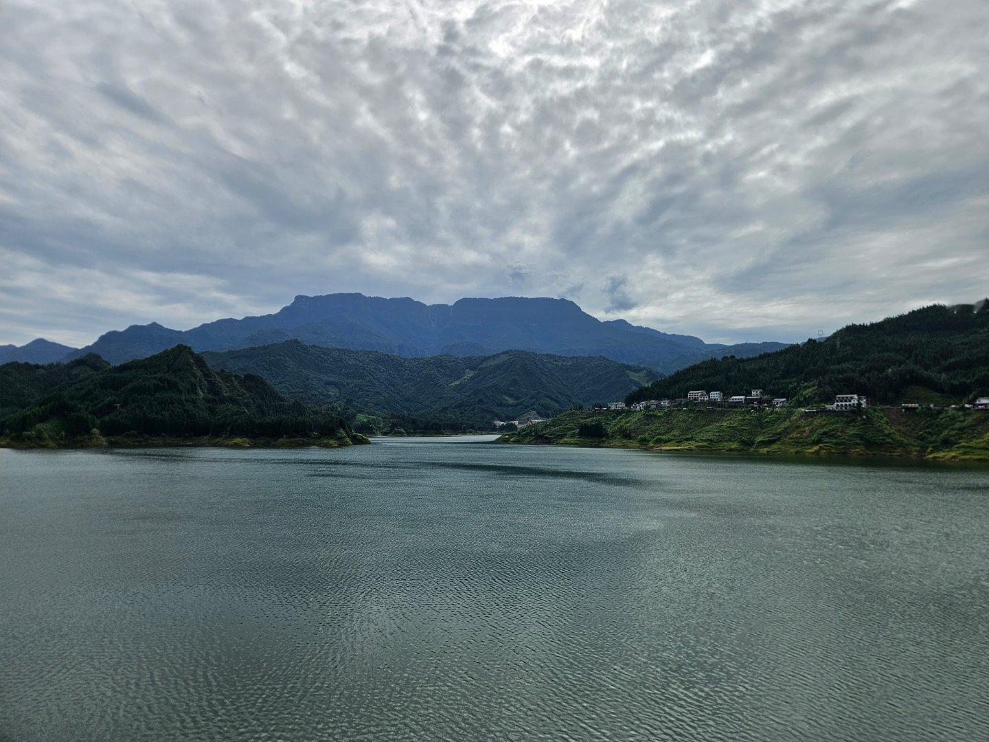 刘德华：我要把事情做好，对得起所有人的期待。（入世担当）
张学友：我只想做我喜欢的事，过我想要的生活。（出世守心）
张学友评价刘德华：“他斗心很强，什么事都要做到有成绩才肯罢休”。
刘德华评价张学友：老天爷赏天赋，活得通透，不被名利绑架。#张学友##刘德华‬#  ​