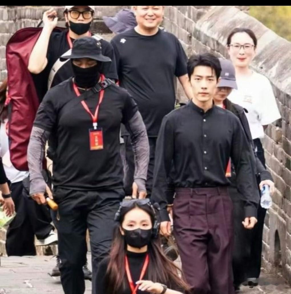 1. 肖战一身中山装亮相，身姿板正氛围感直接拉满
​
2. 太有风骨！肖战中山装造型，一身正气好惊艳
​
3. 肖战中山装名场面，板正挺拔尽显东方气度
​
4. 氛围感封神！肖战穿上中山装气质直接蜕变