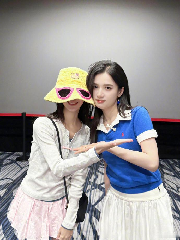 #张婧仪祝陈都灵生日快乐##张婧仪为陈都灵庆生# 张婧仪祝陈都灵生日快乐，友谊长存宝宝们～ ​