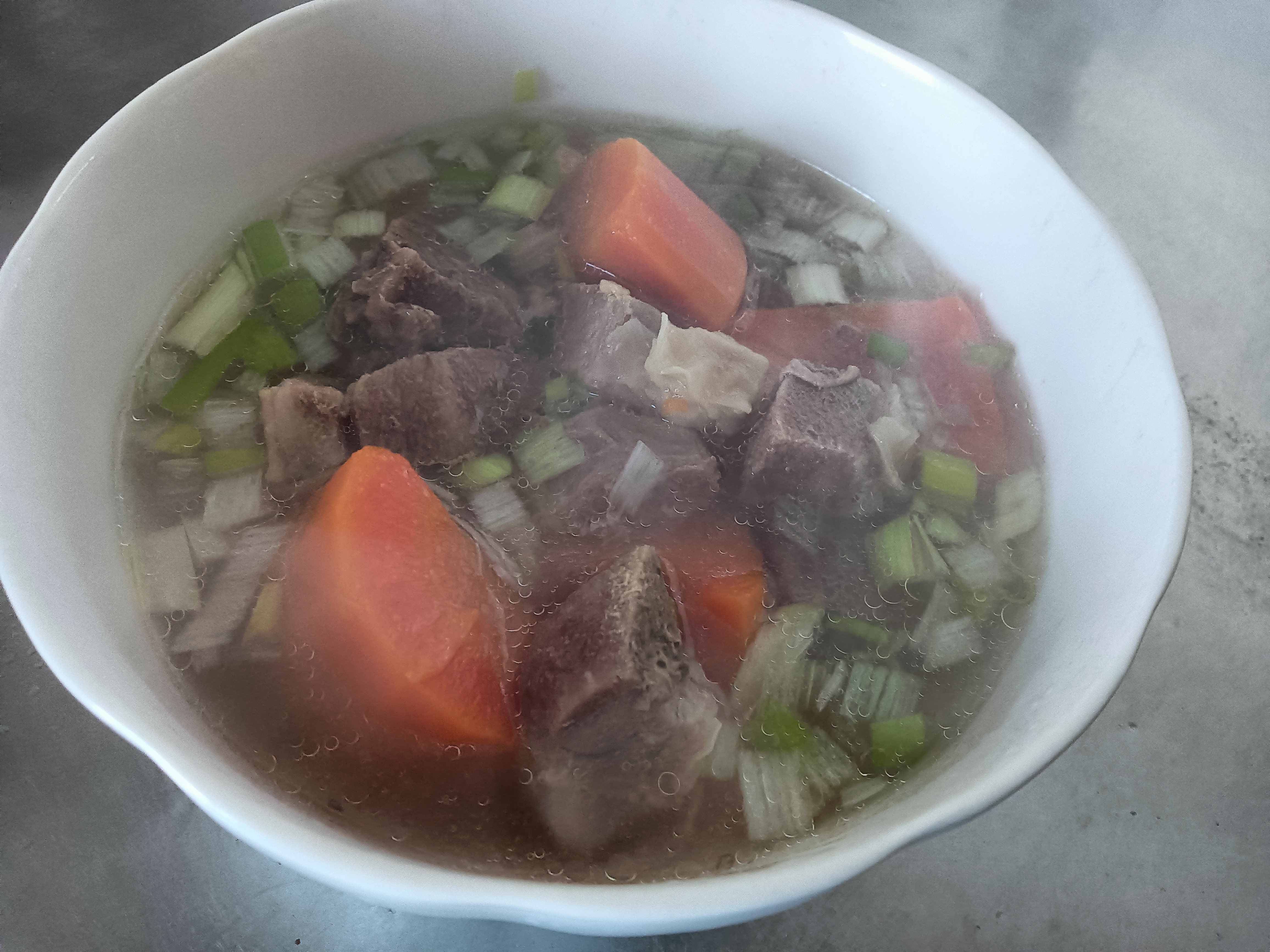 冬饮羊汤，暖意绵长
 
朔风卷着碎雪扑在窗上时，最盼那锅咕