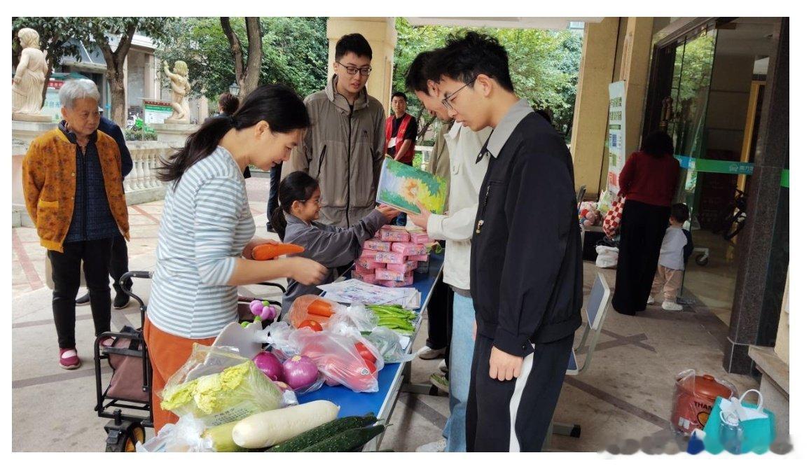 #东湖高新城管微新闻# 近日，光谷关东街道办事处联合金地社区、华中科技大学环境科学与工程学院、武汉岸清美环卫有限公司，开展“旧物换果蔬 分伴随成长”环保科普活动，以旧物兑换、知识问答、趣味游戏等形式，把垃圾分类科普送到居民家门口。 ​