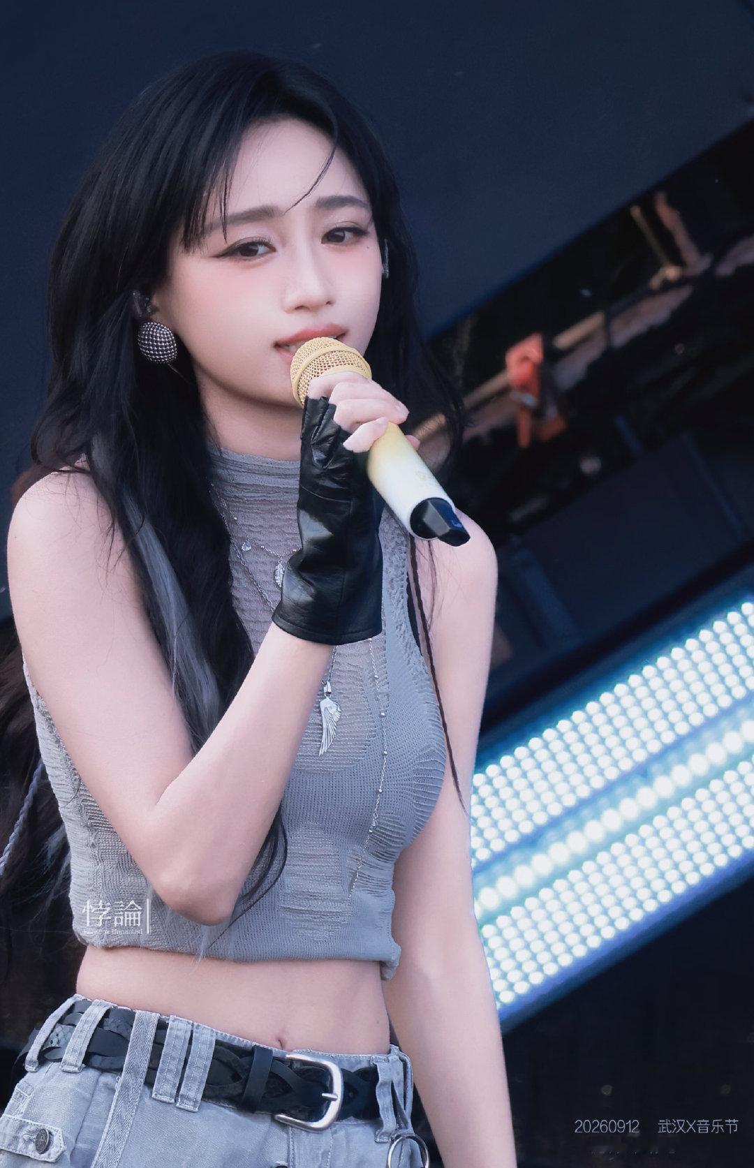 #黄婷婷真的上再见朋友了#哇塞!能坐在观察室看别人的友情故事，分享她对人际关系的看法，好期待听她的观点！静待播出✨ ​