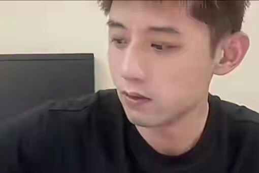 张继科在直播间里说了一句，自己带课，一个半小时，收25块钱。

看新闻里说，这话一出来，做乒乓球培训的教练先坐不住了，头一个站出来的是刘丁硕，就是以前在国乒给王楚钦当陪练那个，10月15号晚上开的直播，全程没点名，说从2024年开始到现在，小打小闹蹭点流量也就算了，不能没完没了，还说自己从来没听说过