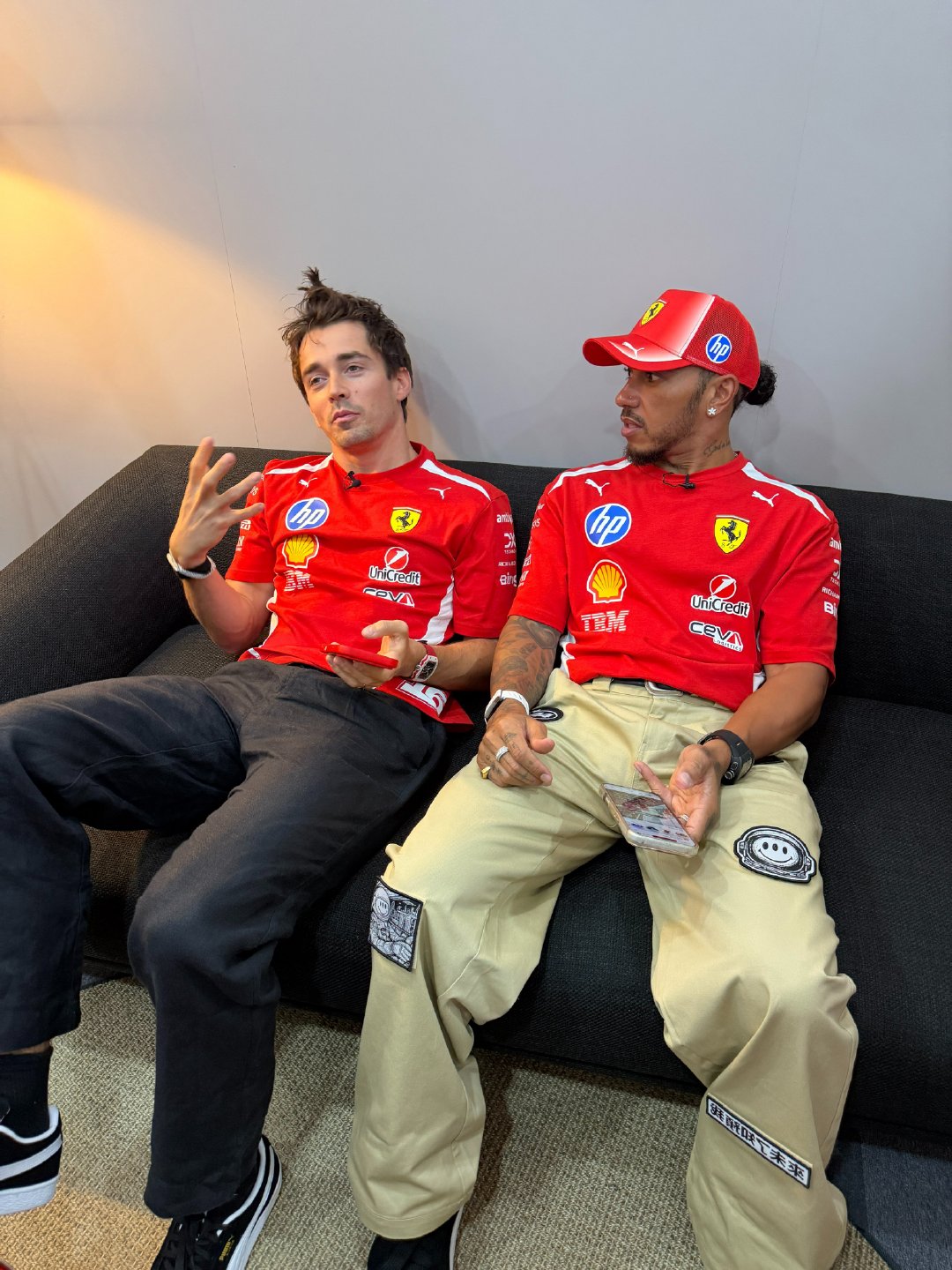 Charles给自己捏了一个独角兽发型🦄

#2026f1新加坡大奖赛# ​