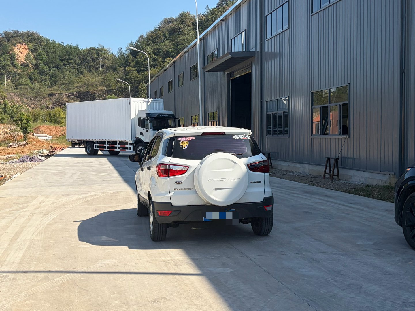 送车上门给客户试车，客户工作忙，没时间去我店里，于是我直接送上门了。客户是理想L7车主，想整个小车给员工用，人超级爽快，试驾了一圈就直接定了。我现在拿他的身份证回市场过户。 ​