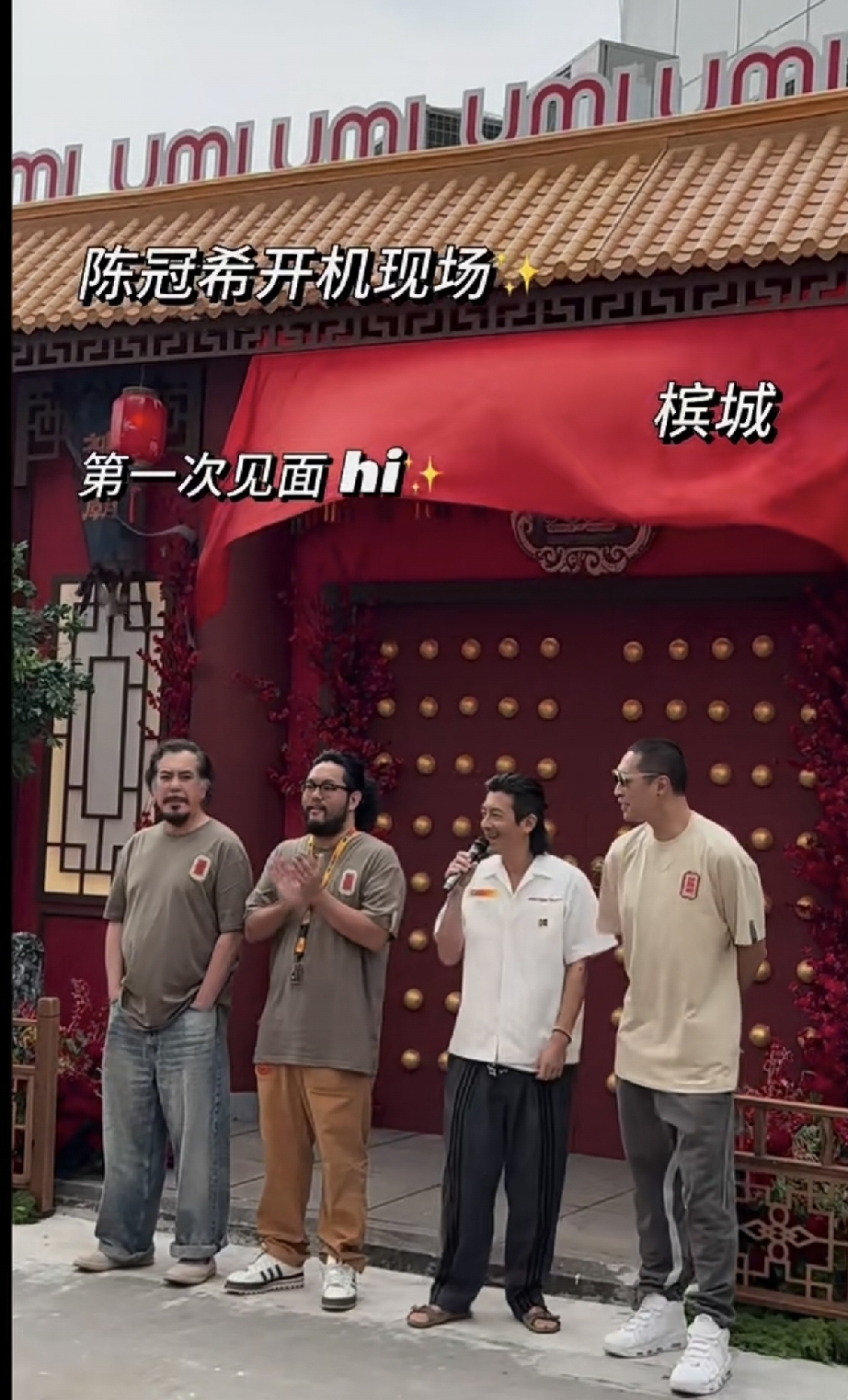 9月17日，陈冠希现身马来西亚槟城，参加2027贺岁电影《神马庙》的开镜仪式，他看着挺邋遢的，白头发白胡子，颜值拉垮得厉害。

陈冠希终于开始拍戏了，这次接的是2027的贺岁片《神马庙》，开镜活动是在马来西亚的槟城举办。

陈冠希格外受欢迎，主持人报出他的名字，在场的嘉宾都看向他。

陈冠希扎了个小