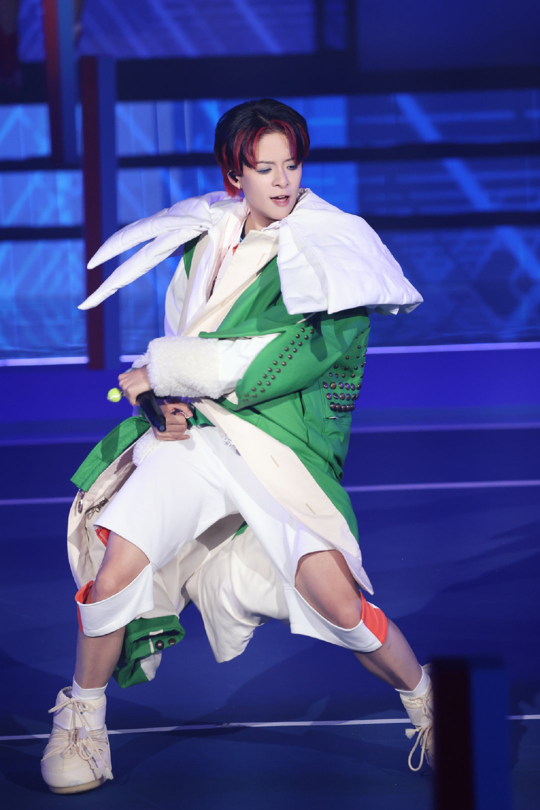 #去阿普瑞庄园要穿得像赢了比赛#
阿普瑞风在我理解里，是把“刚打完球”的爽感穿进城市：不是整套照搬运动球衣，也不是刻意硬凹豪门优雅感，而是让球场上利落干净的线条，和先锋剪裁互相拆招、彼此融合。
前天上海市中心直接空降一座网球庄园，天猫双11超级发布把秀场、网球场、派对空间全都打包搬来了，沉浸式体验感直接拉满。秀场上经典网球色系跳出普通运动服的固有框架，和先锋审美碰撞出新火花。大胆的拼接剪裁，把我们熟悉的各类运动元素拆解重组，彻底打破大家心里运动风就等于T恤短裤的刻板印象。
我真的很喜欢阿普瑞这种穿搭内核。它不要求妆容穿搭一丝不苟，不用精致到紧绷，但非常看重人的状态。是拿下一场对决之后，那种浑身舒展、松弛又自信的模样。
优雅不是装出来的，锐气藏在剪裁里。球场、秀场、派对场景自由切换，这就是阿普瑞庄园独有的穿搭魅力。