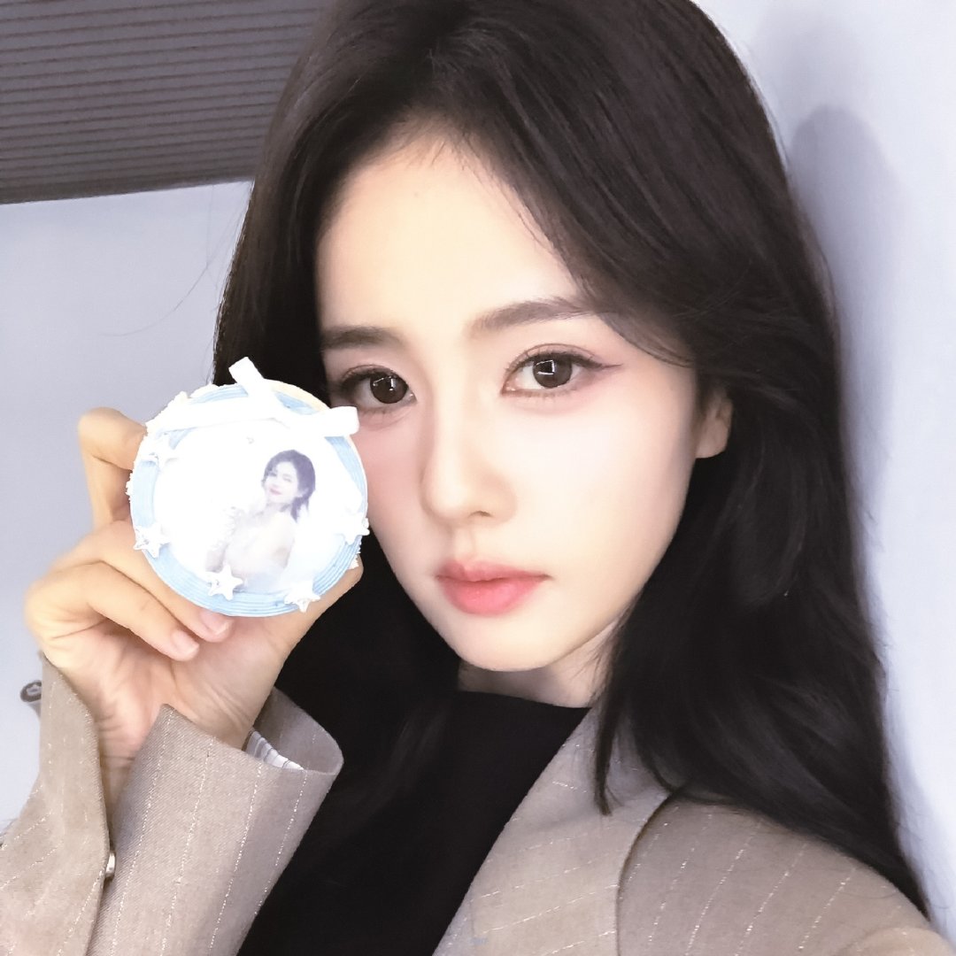🍐 #白鹿叶璃# 🍐#白鹿李佩仪#

她不是骤然亮起的星，是把每段蛰伏的时光都熬成灯油，才让光芒慢慢漫过山海。

​
