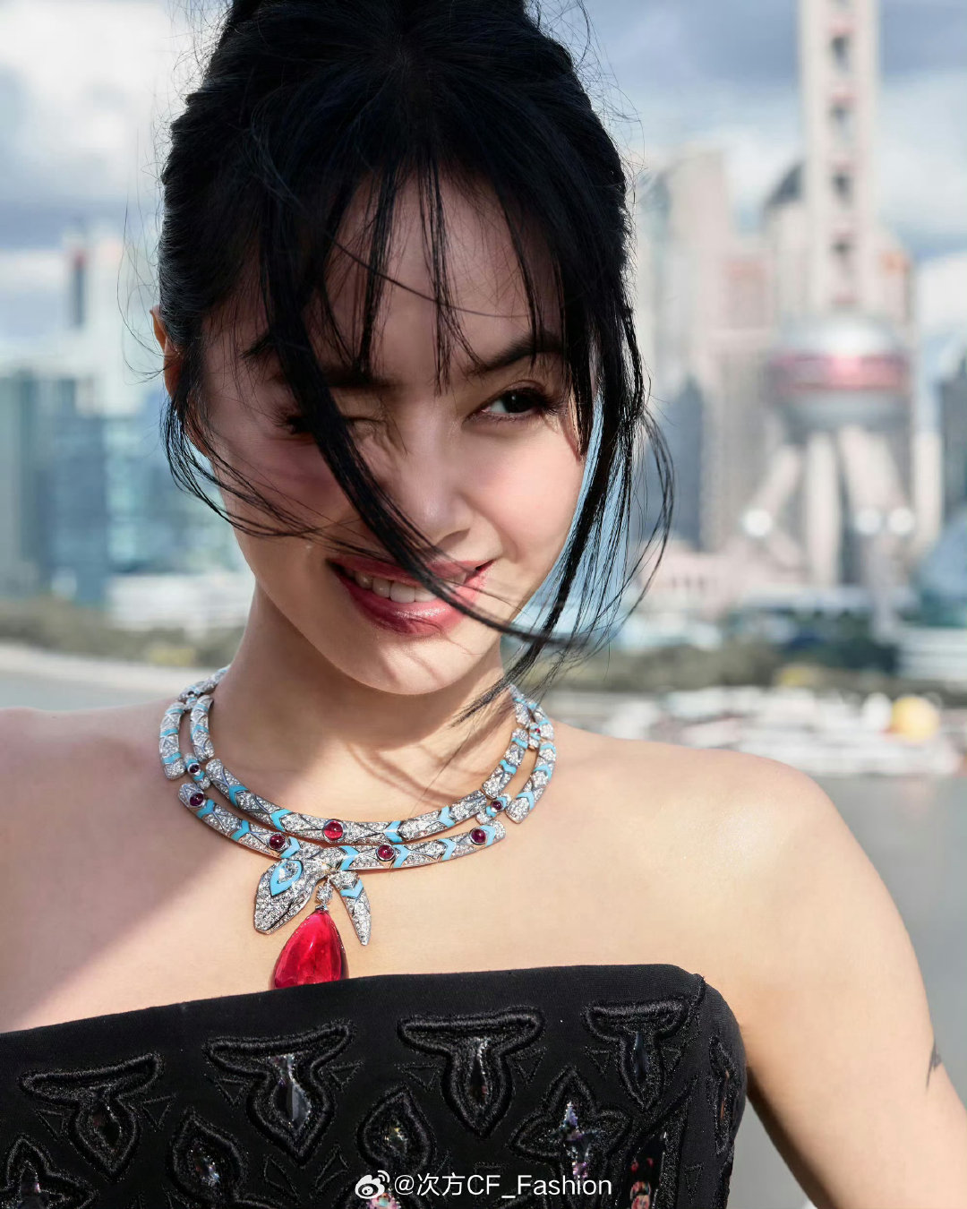 今晚最美的一张图给到蔡依林

鲜活、美丽🤩没有过度的摄影，很少女灵动[哇]在当下精修的出发图里，美得很突出，也期待她本月首登即金九的新刊封面吧[捂嘴哭]#时尚灵感解读# ​
