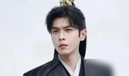 张若昀为了演个木匠，真拿刨子硬推了俩月，手上磨出一层硬茧。
不是做做样子，是天天泡在木工房里，推、刨、凿，一样一样练。剧组放出来的花絮里，他握刨子的姿势已经跟老师傅没两样。
旁边人问他图啥，他说角色就是个藏手艺的匠人，手不对，戏就假了。
看看他这几年的路子，《庆余年》里背诗背到青筋暴起，春晚舞