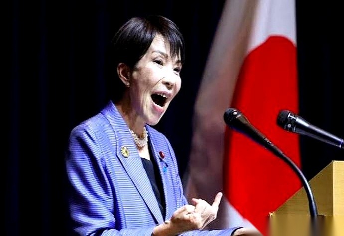 翻开这份关于中日稀土博弈的产业报告，你会看到一个堪称离谱的反差。2010年，咱们一收紧稀土出口，日本的高端制造流水线当场拉响警报，车企连夜调休，稀土价格在几个月里连翻了十几个跟头。可到了2026年，中国对日最核心的重稀土出口断崖式暴跌，有的月份账单上直接交了白卷，但这一次，日本车企的机器不仅没停，履