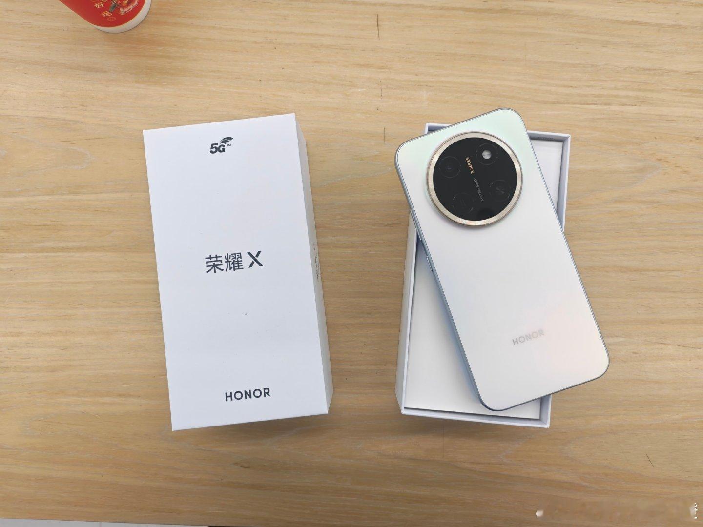 客户说我发消息给他的概率
​比他谈女朋友都勤快[捂脸]
​门店虽小，但是卖出去的每一台手机📱
​都是客户认可的，感谢支持工作
​晚场，忙的有点焦头烂额。客户自己传数据，自己倒水喝，我负责做国补
#荣耀X80Promax
#荣耀RobotPhone
#荣耀600
#如皋万都荣耀体验店
#如皋  ​