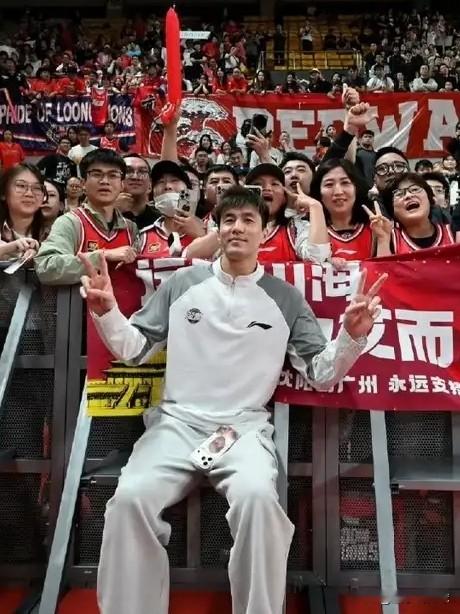 郭艾伦最新消息来了，他被官方邀请担任解说嘉宾，解说辽宁男篮和山东男篮晋...