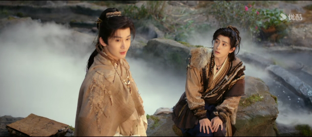 《师兄太稳健》本以为会爆，结果观众纷纷喊着弃剧。
看了一些观众的吐槽，发现这部剧真的挺没有看头的。
第一，总共才三十集，根本演不到大结局。
第二，云霄的扮演者气势不足，根本演不出大家想要的感觉。
第三，打戏太应付，根本没一点值得一看的武打动作。
第四，很多演员感觉根本不到二十岁，虽然颜值可以，但是演