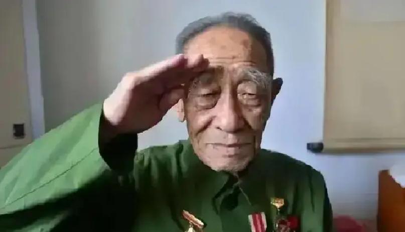 1973年，杨得志下乡看望老战友，却发现老战友生病却没钱治，地方干部见他生气，急忙解释：“他是特务，不治也罢，不管他！”
杨得志弯腰把李祥身上的薄被子掖紧，转身对门口的干部说：“车安排好了？”
“马上、马上就到。”干部连连点头。
“到县医院要多久？”
“路不好走，得两个钟头。”
杨得志没再说话，从军