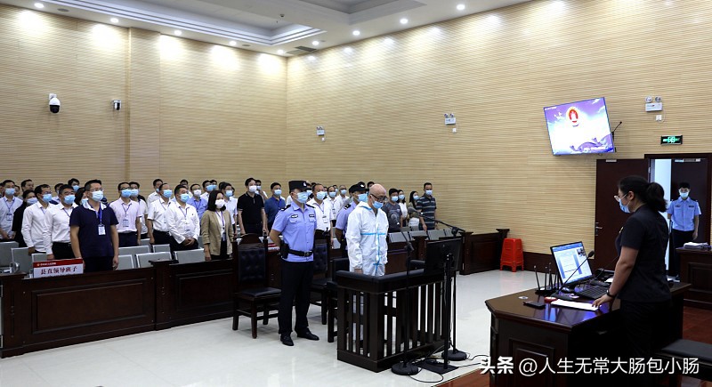 大快人心！
截至2026年10月13日，缅北果敢四大家族，已经有三家走完一审宣判。

明家、白家、魏家，当年靠着电诈、武装势力，坑害无数国人。
如今主犯悉数被判死刑，罪大恶极的人，已经伏法。

魏家掌控的亨利园区，涉案资金超百亿，无数人被困其中受尽折磨。
魏家骨干陈大卫受审时十分冷漠，直言杀人“没什